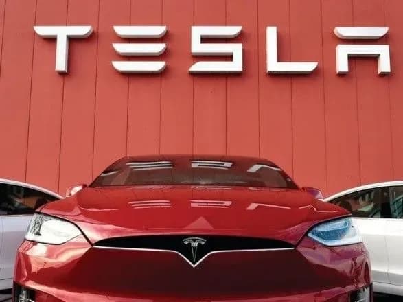 tesla-vidklikaye-mayzhe-54-tisyachi-elektrokariv-de-viyavili-defekt