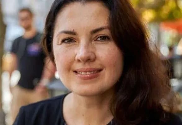 tesla-ta-eksklyuzivni-sumochki-yak-deputat-yevgeniya-kuleba-konvertuye-kiyivsku-ekologiyu-u-groshi-foto-video