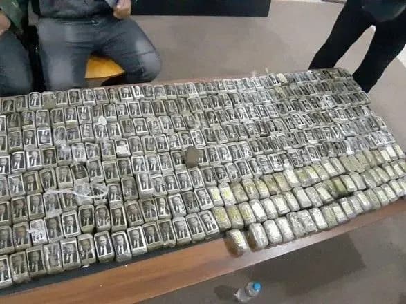 u-liviyi-na-berezi-morya-znayshli-ponad-300-upakovok-gashishu-iz-zobrazhennyam-putina