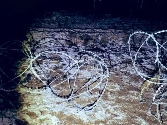 zakidali-prikordonnikiv-kaminnyam-migranti-znovu-namagalisya-prorvatisya-cherez-polskiy-kordon