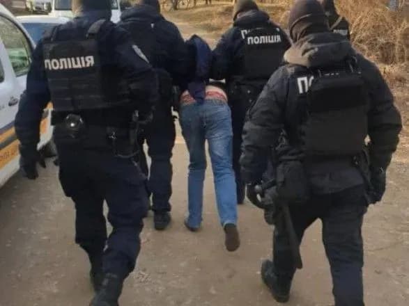 na-lvivschini-cholovik-pogrozhuvav-druzhini-granatoyu