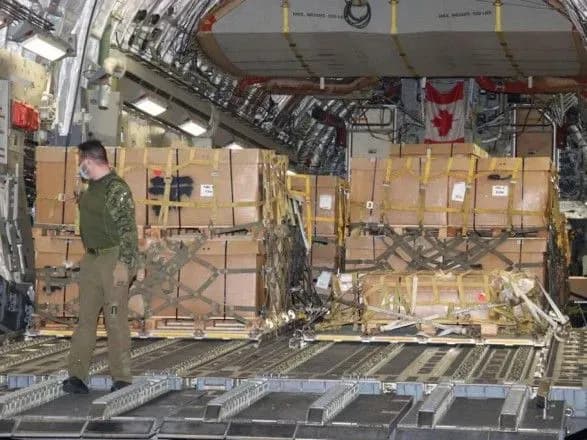 z-kanadi-do-ukrayini-pribuv-litak-iz-viyskovoyu-tekhnikoyu