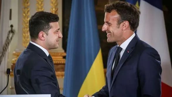 zelenskiy-u-rozmovi-z-makronom-pidtverdiv-rishuchist-ne-reaguvati-na-provokatsiyi-yeliseyskiy-palats