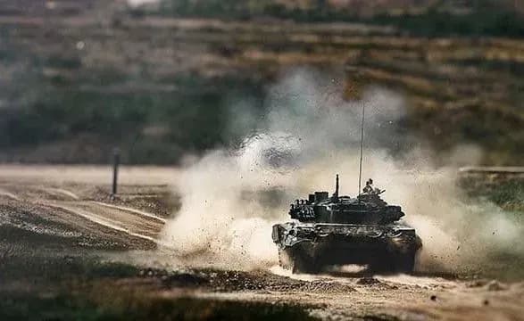 u-kiyevi-bilya-metro-beresteyska-znischili-vantazhivki-zi-zbroyeyu-ta-rosiyskiy-tank