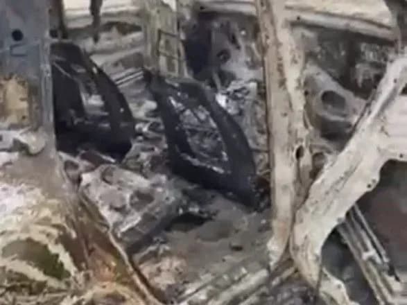 v-kiyivskiy-oblasti-rosiyski-okupanti-obstrilyali-avtomobil-zaginula-zhinka-ta-ditina