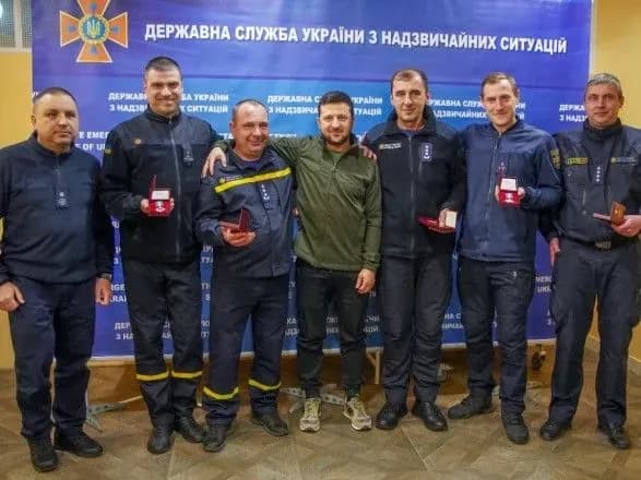 pershimi-ryatuyut-ukrayintsiv-tam-de-padayut-raketi-okupanta-zelenskiy-vruchiv-derzhnagorodi-spivrobitnikam-dsns