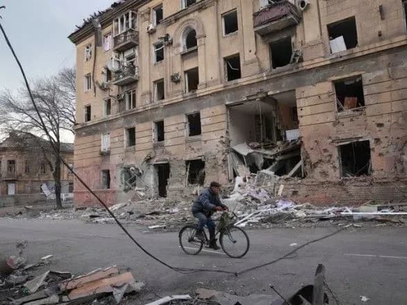 okupanti-u-mariupoli-zruynuvali-80-zhitlovoyi-infrastrukturi-ponad-350-tisyach-lyudey-khovayutsya-u-pidvalakh