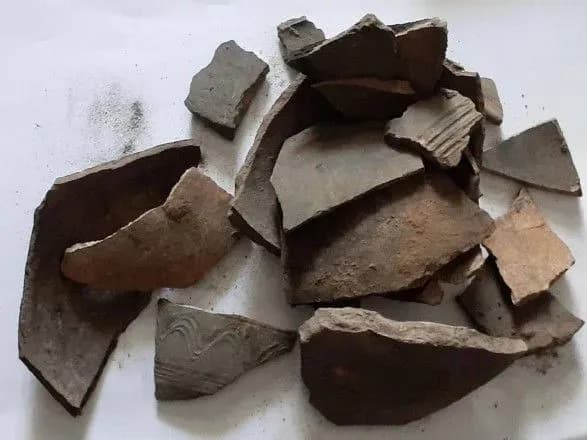 u-chernigovi-ukrayinski-viyskovi-znayshli-ulamki-gorschikiv-xviii-stolittya