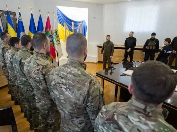 zakhischayut-ukrayintsiv-i-zabezpechuyut-pravoporyadok-v-umovakh-rosiyskogo-vtorgnennya-zelenskiy-nagorodiv-biytsiv-kordu