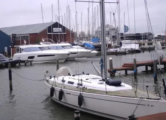 niderlandi-ne-vipustyat-z-krayini-14-yakht-bagatikh-rosiyan-na-tli-polyuvannya-na-rosiyski-aktivi