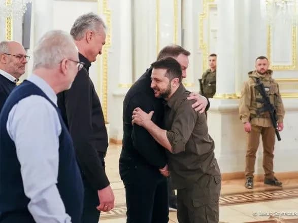 zustrich-spravzhnikh-druziv-u-dudi-pokazali-zvorushlive-foto-iz-zelenskim