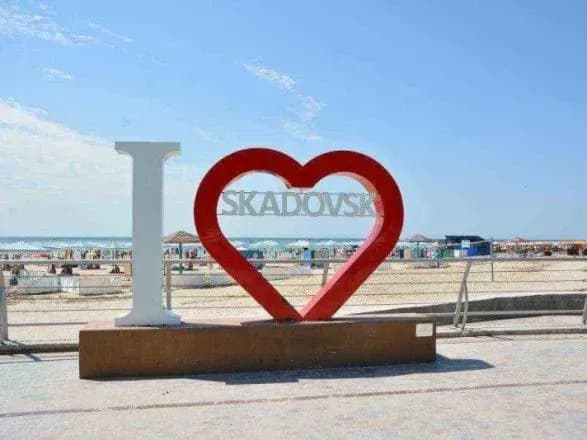 u-skadovsku-okupanti-povisili-rosiyski-prapori