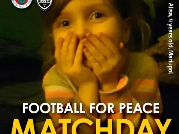 gravtsi-shakhtarya-viyshli-na-pole-u-futbolkakh-iz-zobrazhennyam-dochki-zakhisnitsi-mariupolya