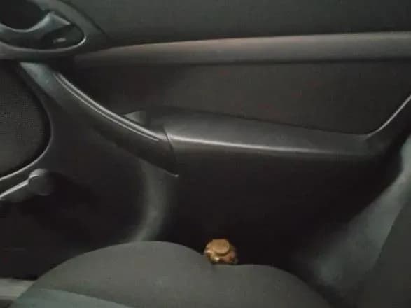 saperi-viyavili-zaminovaniy-avtomobil-mizh-sidinnyam-ta-dverima-rosiyski-okupanti-zaklali-granatu