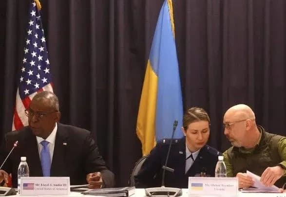 ukrayina-perekhodit-na-zakhidni-kalibri-y-tekhniku-reznikov-pro-rezultati-zustrichi-na-bazi-ramshtayn