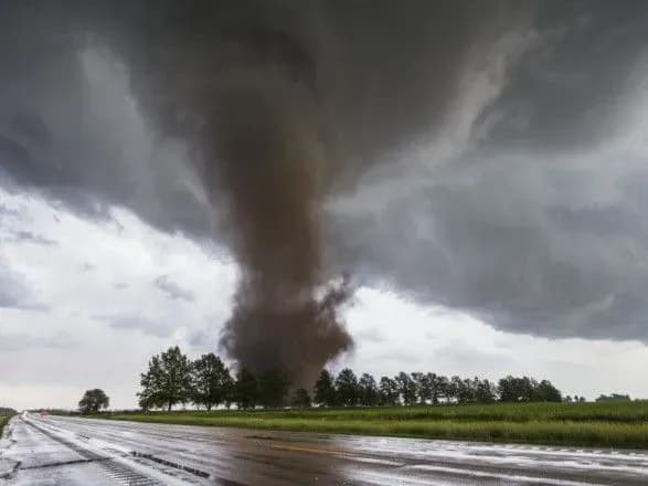 kanzas-skolikhnuv-potuzhniy-tornado-ye-zhertvi