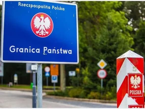 polyaki-pripinili-propuskati-ukrayinski-avto-z-tonuvannyam-na-skli