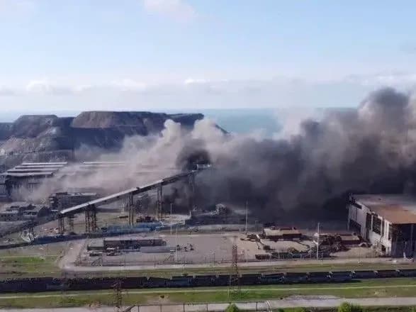 shturm-azovstali-trivaye-v-polku-azov-zayavili-scho-okupanti-zastosovuyut-aviatsiyu-artileriyu-ta-pikhotu