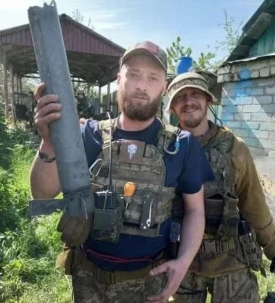 udar-po-shkoli-na-luganschini-zaginuli-dva-zakarpatskikh-volonteri