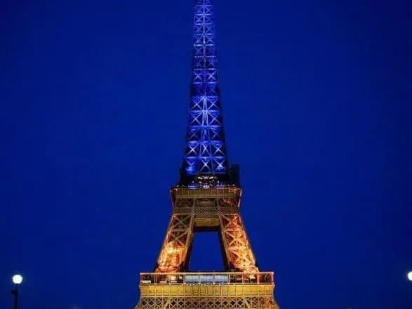 eyfelevu-vezhu-pidsvitili-kolorami-ukrayinskogo-prapora