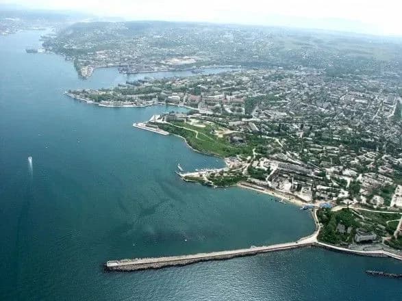 u-sevastopolskiy-bukhti-v-more-vivedeno-minimalnu-kilkist-korabliv-chornomorskogo-flotu-rf