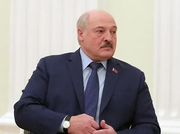 lukashenko-unikaye-pryamoyi-uchasti-u-viyni-cherez-strakh-ukrayinskoyi-pomsti-britanska-rozvidka