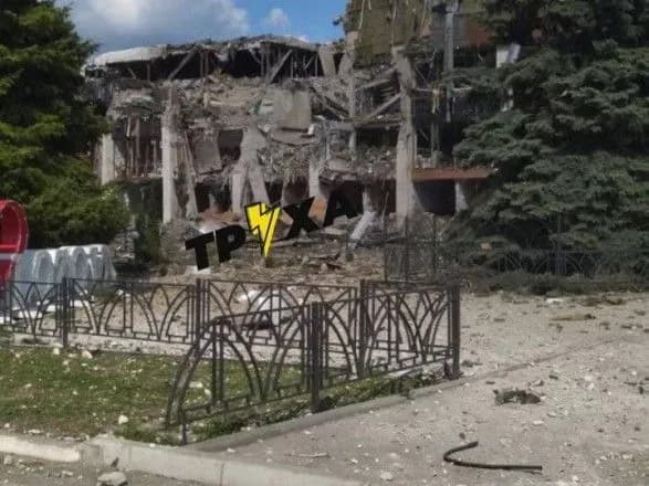 rashisti-vdarili-raketoyu-po-budinku-kulturi-u-lozoviy-poraneno-schonaymenshe-semero-lyudey-sered-yakikh-11-richna-ditina