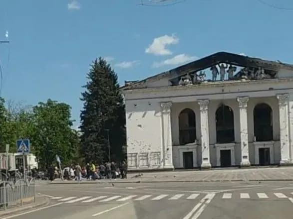 svyato-na-kistkakh-u-mariupoli-okupanti-vlashtuvali-avtoprobig-ta-proveli-ekskursiyu-u-znischenomu-dramteatri