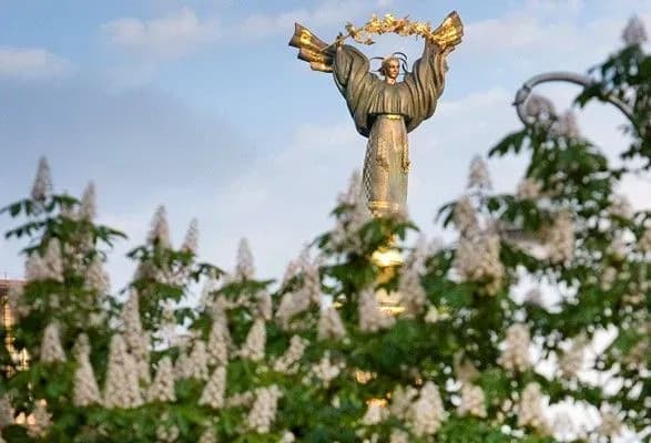 na-dva-tizhni-piznishe-u-kiyevi-nastalo-meteorologichne-lito