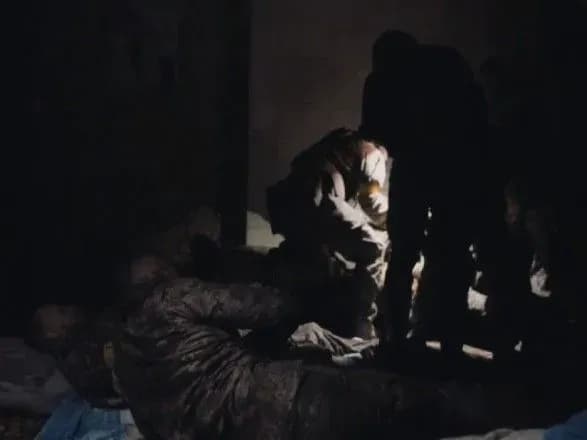 unikalne-video-v-azovi-pokazali-yak-boyovi-mediki-ryatuyut-zhittya-viyskoikh-na-peredoviy
