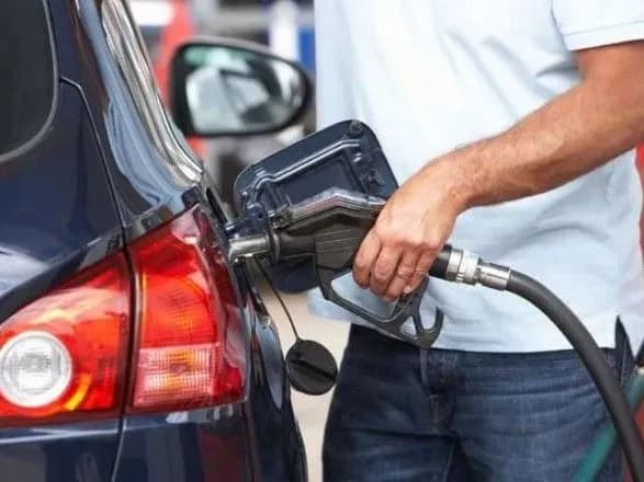 u-kiyevi-vodiyi-masovo-skarzhatsya-na-neyakisne-palne-na-azs-ruban