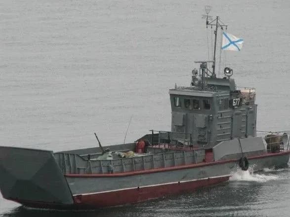 pid-mariupolem-na-mini-pidirvavsya-rosiyskiy-kater-akula-roszmi