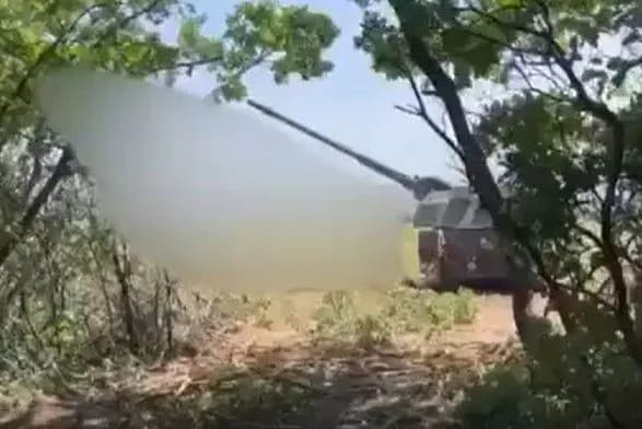 vidstrilyavsya-i-skhovavsya-minoboroni-pokazalo-robotu-nimetskoyi-sau-pzh-2000-po-okupantakh