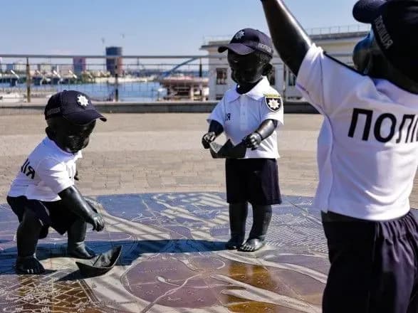 do-dnya-natspolitsiyi-malyukiv-zasnovnikiv-kiyeva-odyagli-u-politseysku-formu