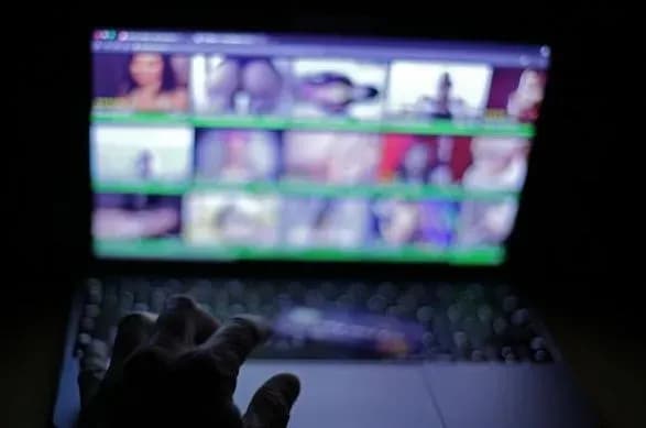 zelenskogo-prosyat-legalizuvati-porno-ta-erotiku