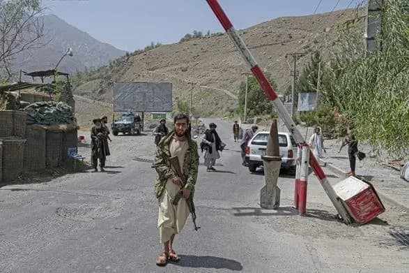 simdesyat-afganskikh-par-odruzhilisya-na-masovomu-vesilli-v-kabuli-1