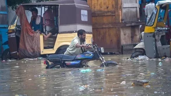 naybilshe-misto-pakistanu-paralizovano-musonnim-doschem