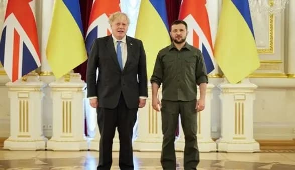 zelenskomu-proponuyut-dati-dzhonsonu-ukrayinske-gromadyanstvo-i-visunuti-yogo-na-premyera-petitsiya