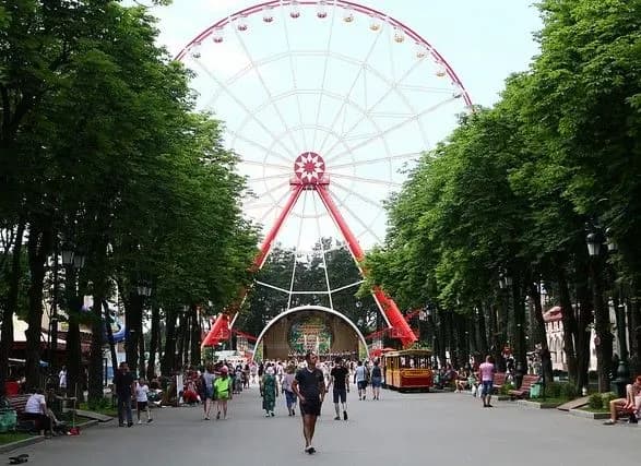 vnochi-okupanti-atakuvali-park-gorkogo-u-kharkovi-mer-pokazav-moment-udaru