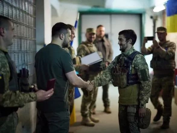 prezident-vidznachiv-sche-194-viskovosluzhbovtsiv-derzhavnimi-nagorodami-1