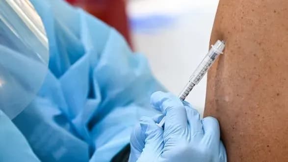 inozemtsi-masovo-yidut-do-kanadi-za-vaktsinoyu-vid-mavpyachoyi-vispi