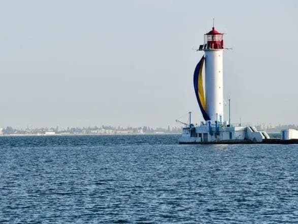 na-mayaku-v-odesi-rozgornuli-18-metroviy-prapor-ukrayini