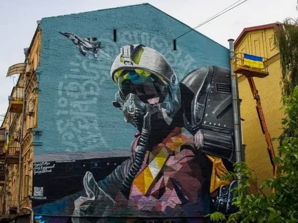 na-stolichnomu-podoli-zyavivsya-mural-z-prividom-kiyeva