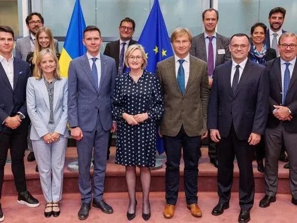 mizhnarodni-nadavachi-poslug-zobovyazalisya-spriyati-zmenshennyu-vartosti-perekazu-koshtiv-v-ukrayinu