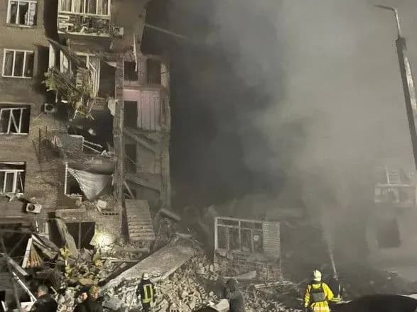 nichna-raketna-ataka-na-zaporizhzhya-zaginula-odna-lyudina-pyatero-postrazhdali