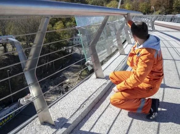 raketniy-udar-bilya-pishokhidnogo-mosta-u-kiyevi-demontuvali-poshkodzhene-sklo