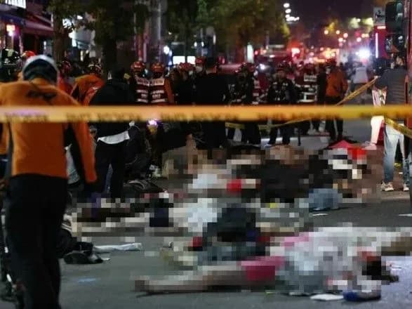 svyatkuvali-khellovin-blizko-50-lyudey-postrazhdali-v-tisnyavi-v-pivdenniy-koreyi