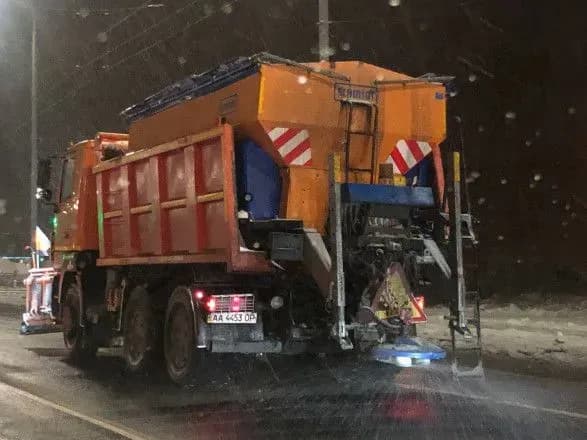 u-stolitsi-dolayut-naslidki-negodi-a-vodiyam-nagadali-pro-pravila-parkuvannya