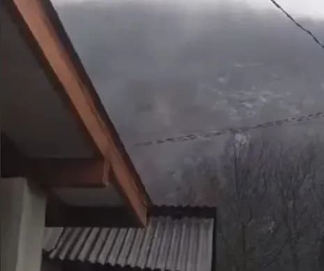 u-zakarpatskiy-oblasti-obvalilas-gora