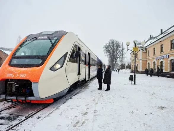 na-zimovi-svyata-povertayut-ekspres-do-girskolizhnogo-kurortu-bukovel